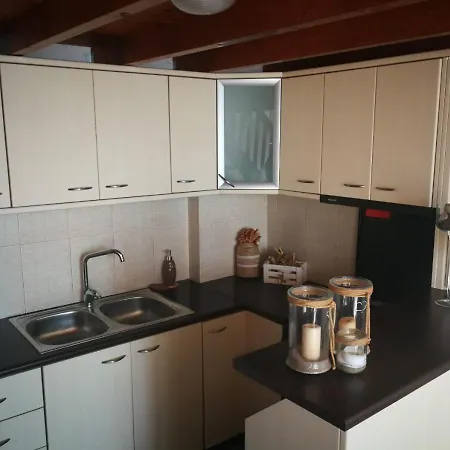Kikilia's Cozy Sea View Адамас